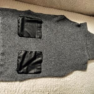 Banana Republic Turtleneck Sweater in Gray with Black Pockets